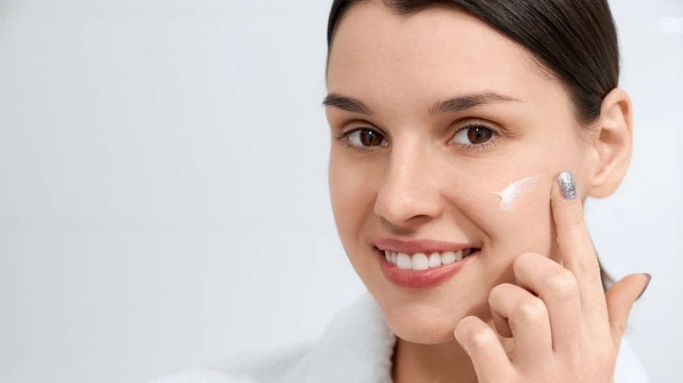 Water-Based vs Physical Sunscreen: Mana yang Tepat untuk Kulit Tropis?