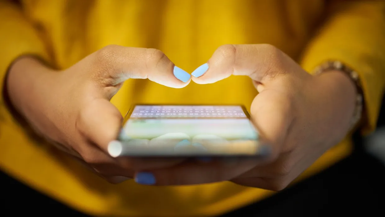 Panduan Lengkap Fitur Aksesibilitas Ponsel di iPhone dan Android