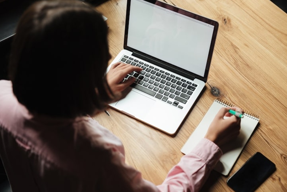 10 Laptop dengan Daya Tahan Baterai Terlama untuk Produktivitas Mobile