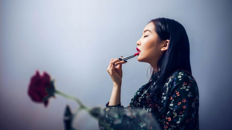 Dari Warna ke Perawatan: Lipstik Modern Wajib Merawat Bibir
