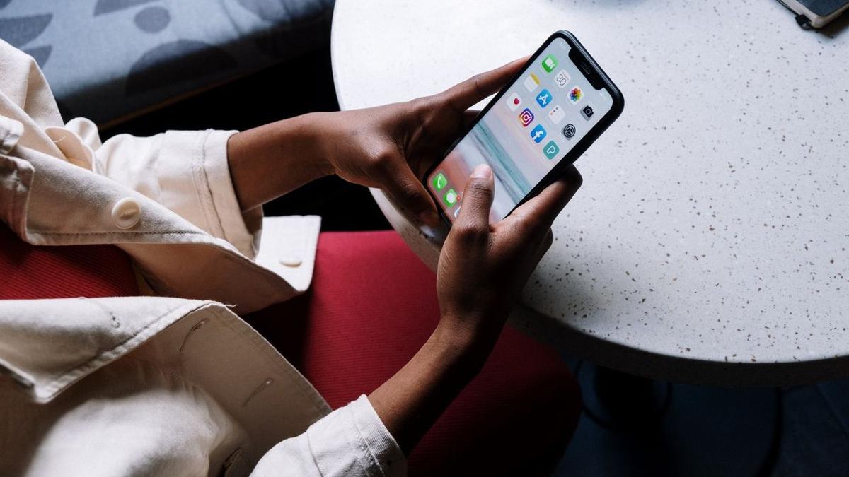 Mengapa Harga Smartphone Naik Saat Pasar Melambat