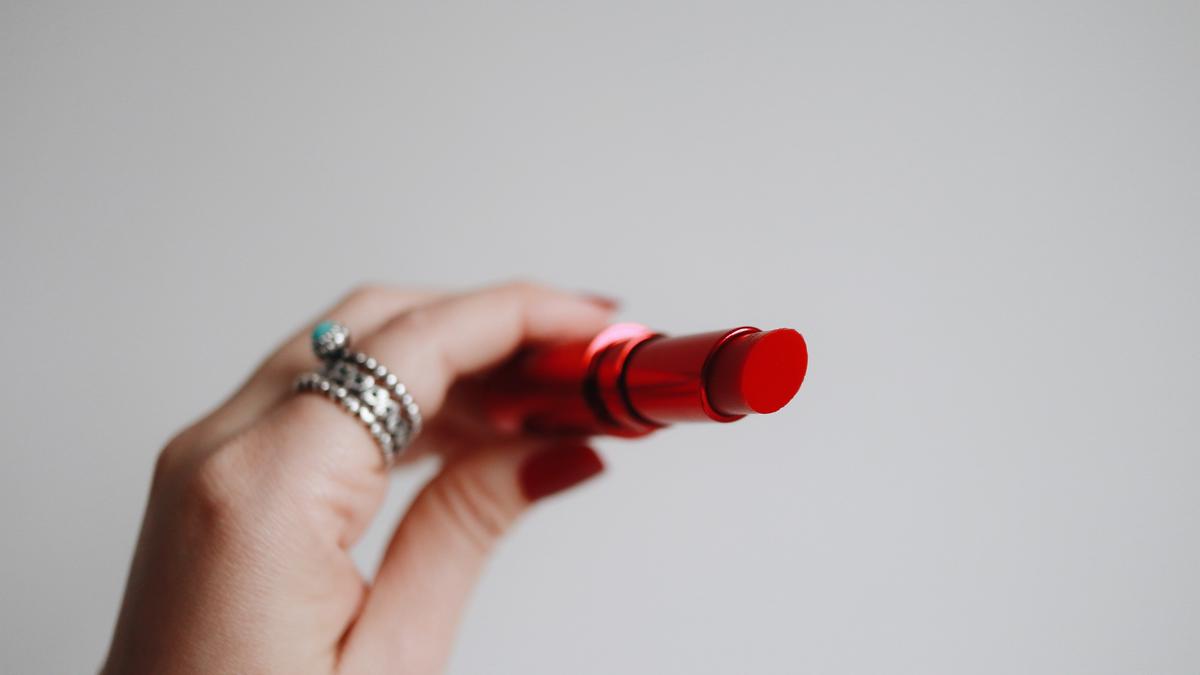 Dari Nude Supermodel ke Clean Girl: Evolusi Tren Lipstik