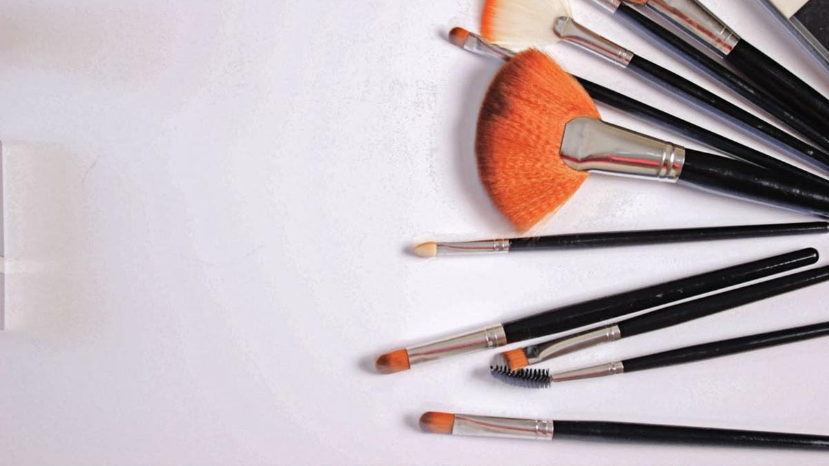 Panduan Memilih Brush Makeup Dasar untuk Hasil Riasan Rapi