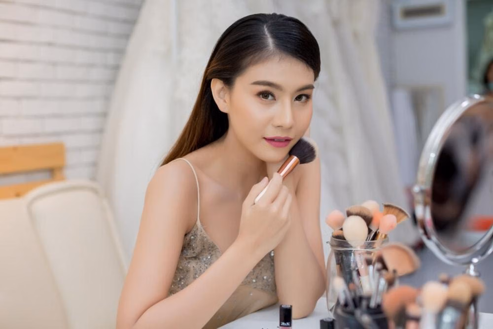 Skin Tint vs Foundation: Panduan Memilih Base Makeup Harian