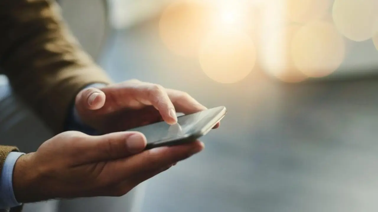 Panduan Lengkap Fitur Aksesibilitas Ponsel di iPhone dan Android