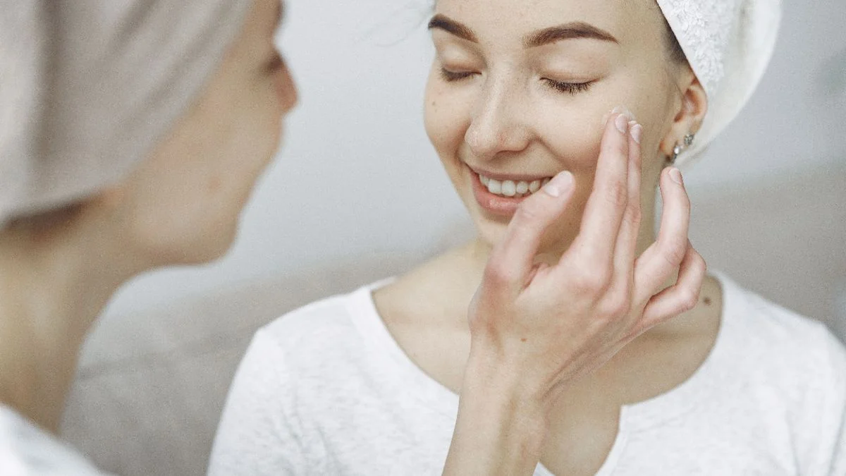 Urutan Skincare Malam untuk Kulit Berminyak dan Berjerawat