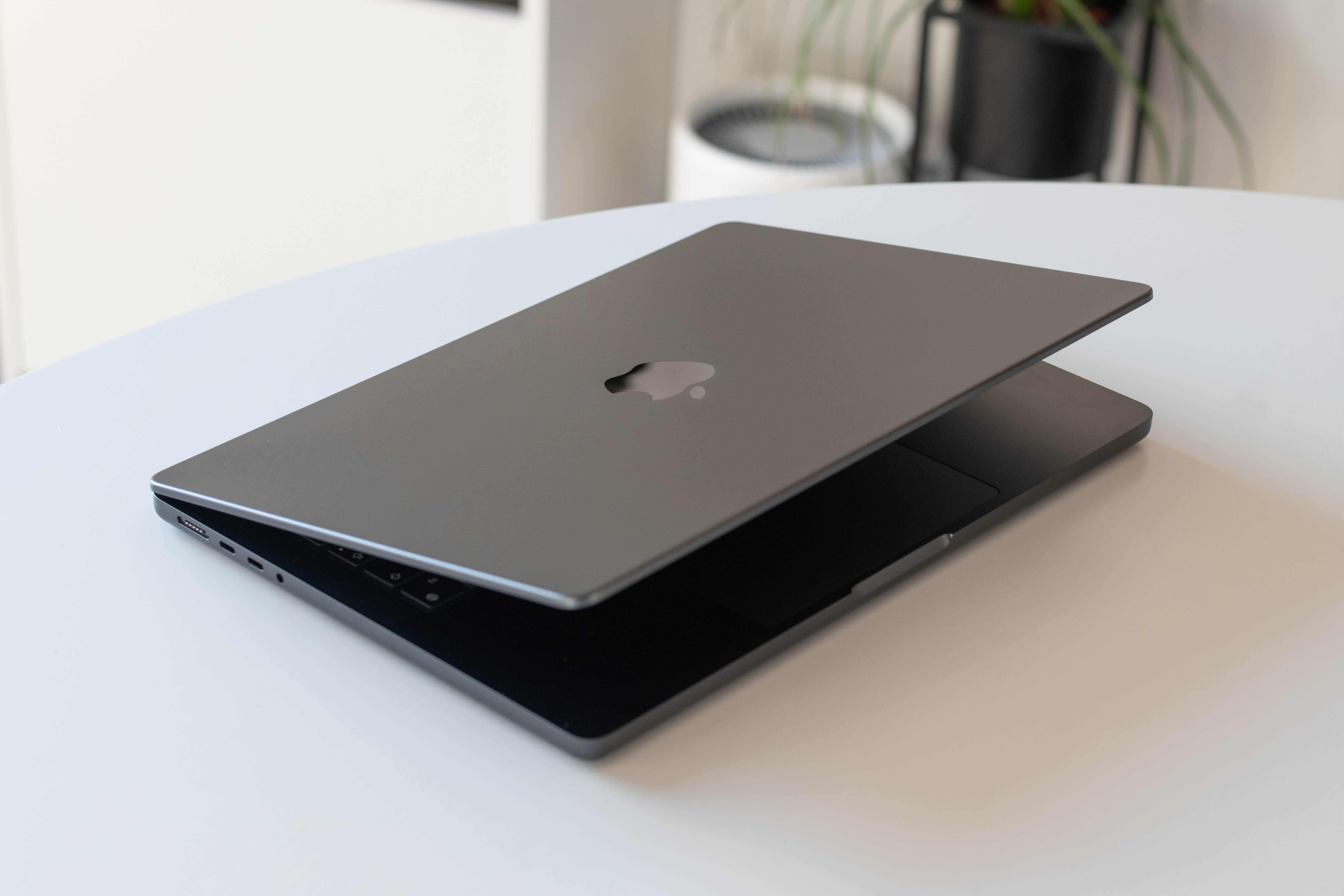 MacBook Ultra OLED: Standar Baru Laptop Profesional Tipis