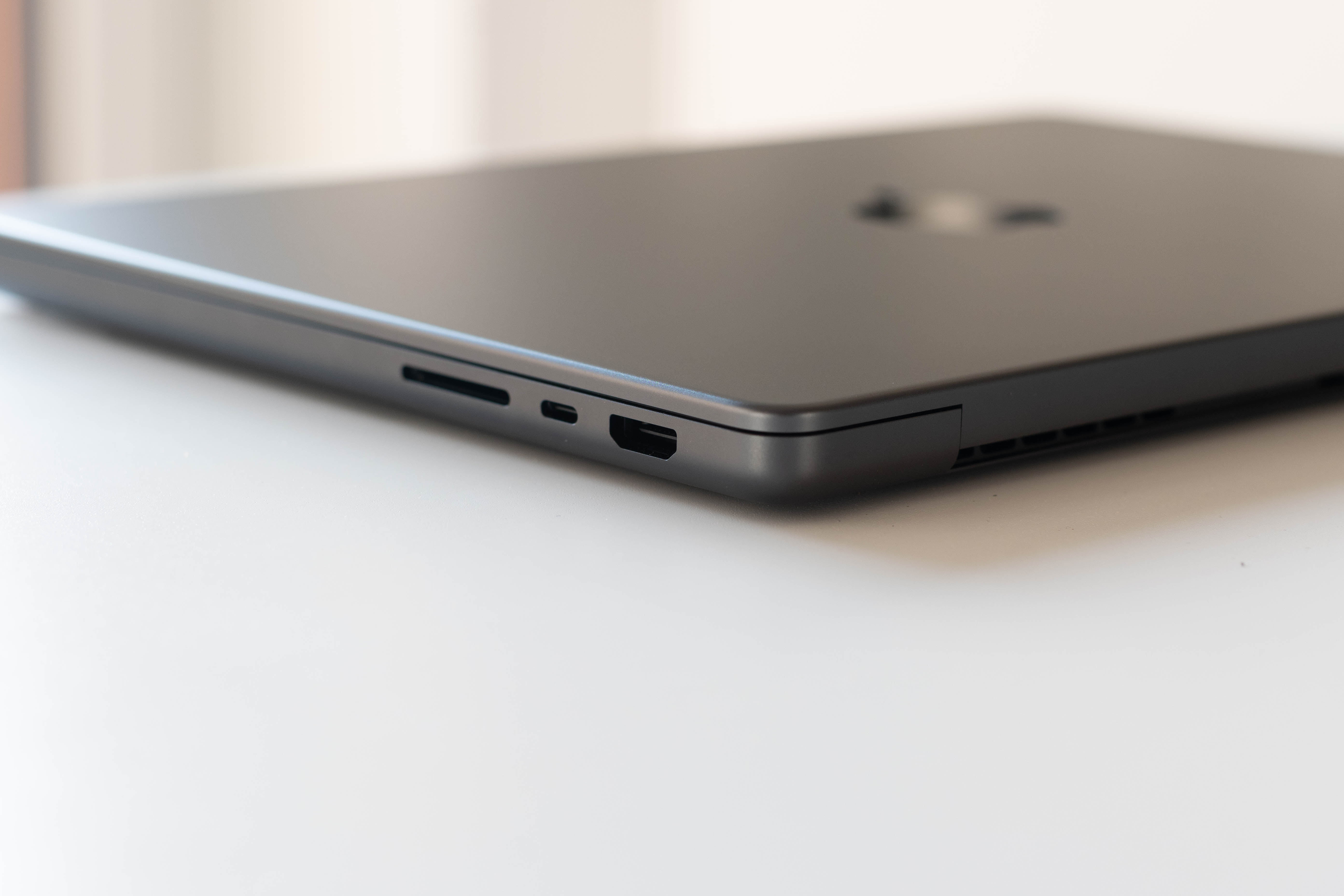 MacBook Ultra OLED: Standar Baru Laptop Profesional Tipis