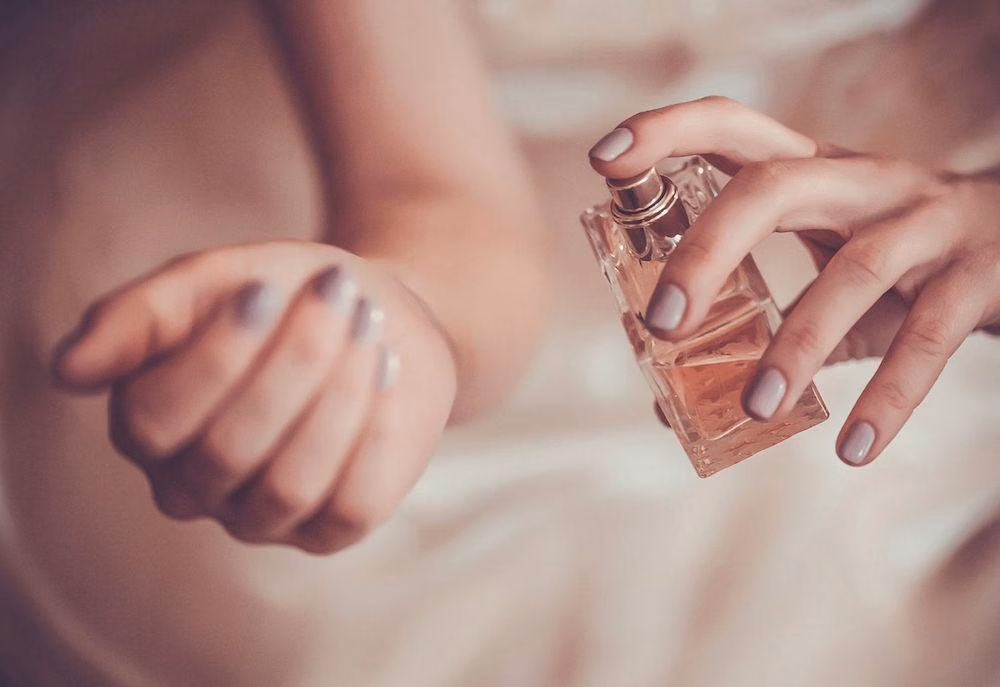 Parfum Floral Woody Terbaik untuk Wanita Profesional