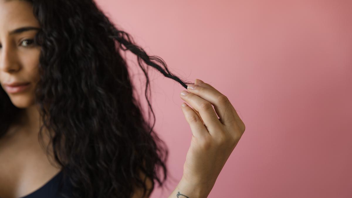 Rutinitas Perawatan Rambut Keriting Agar Tetap Terdefinisi dan Sehat