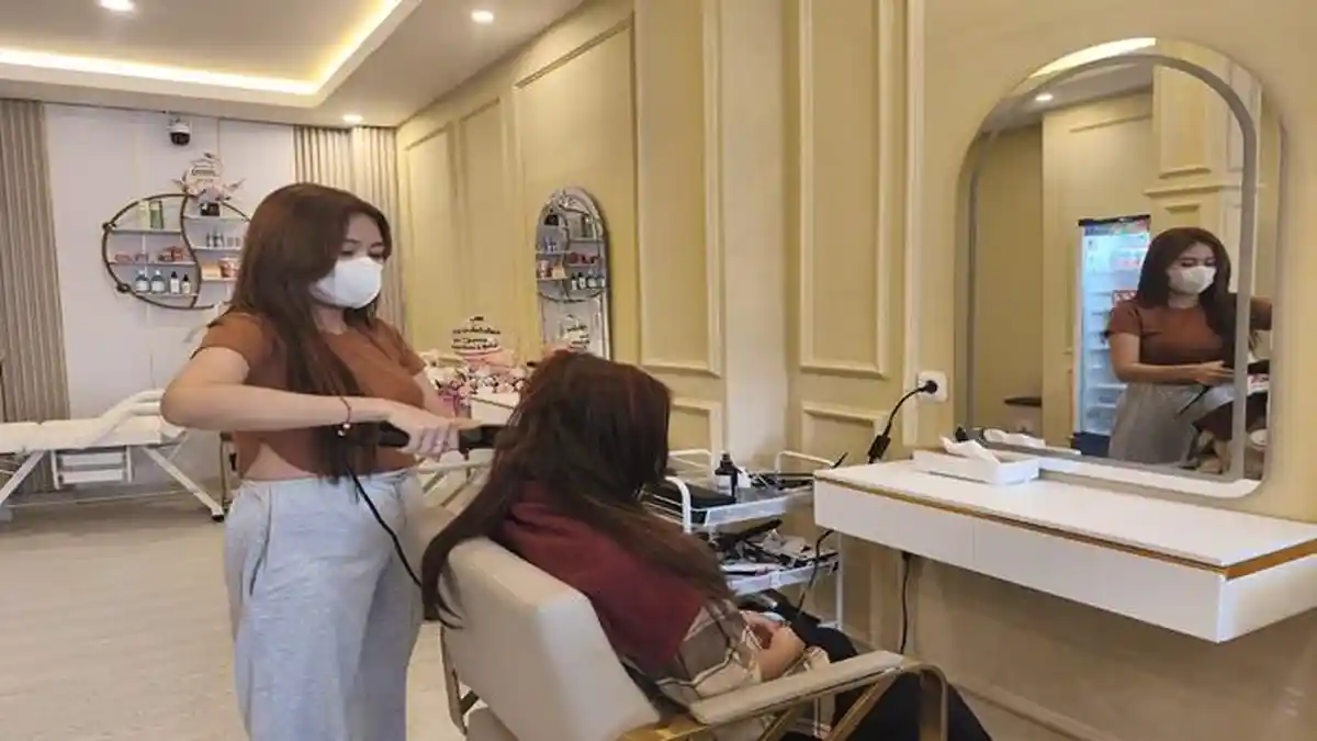 French Highlights vs Peek-a-Boo Hair: Cantik Tahan Lama, Perawatan Minimal