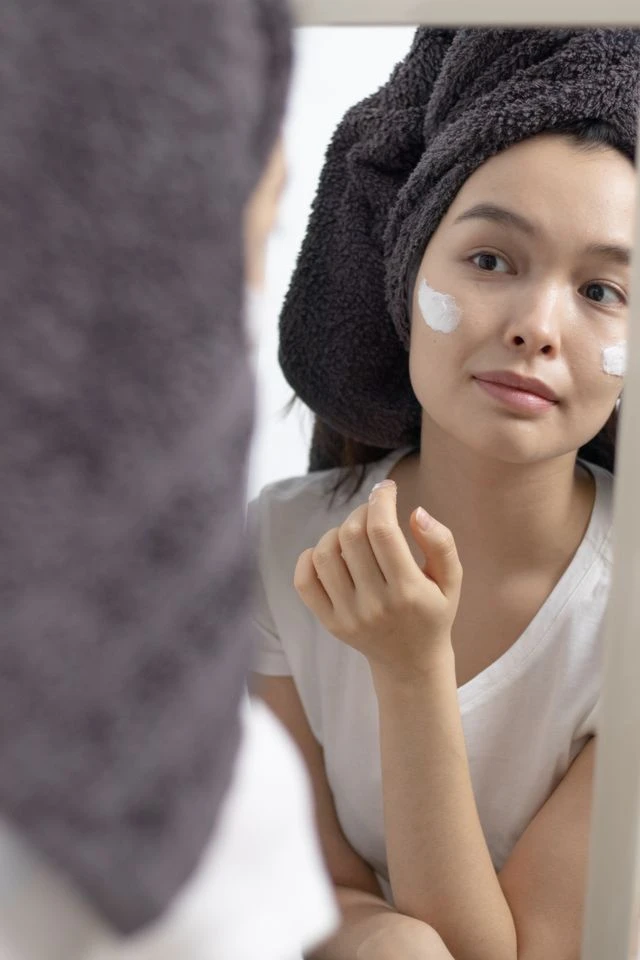 Water-Based vs Physical Sunscreen: Mana yang Tepat untuk Kulit Tropis?