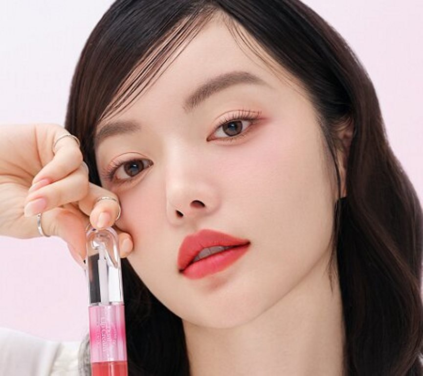 4 Lip Gloss Paling Awet & Terjangkau untuk Bibir Berkilau Seharian