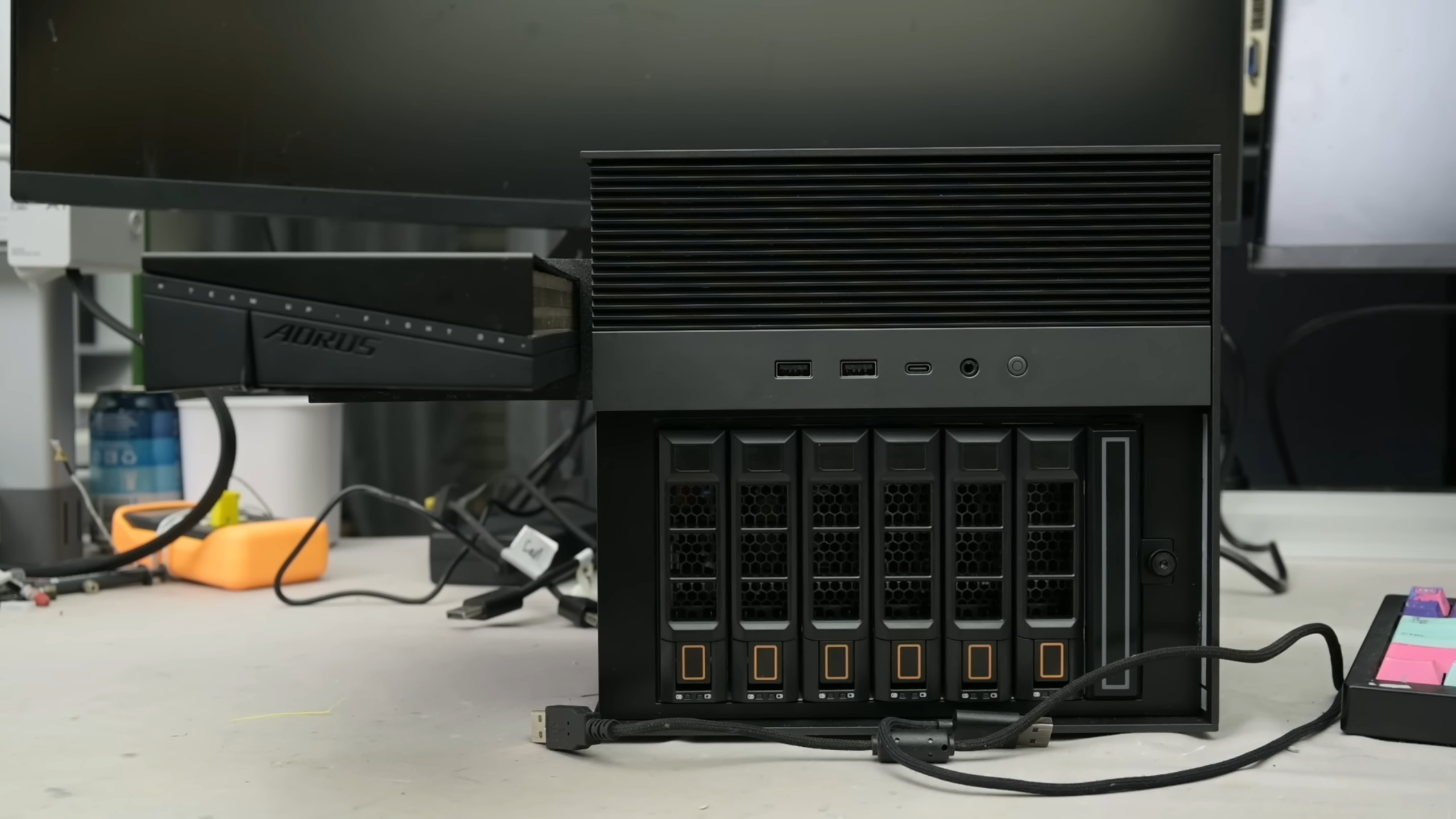 Modder Ubah NAS ZimaCube 2 Jadi PC Gaming Rekor Dunia