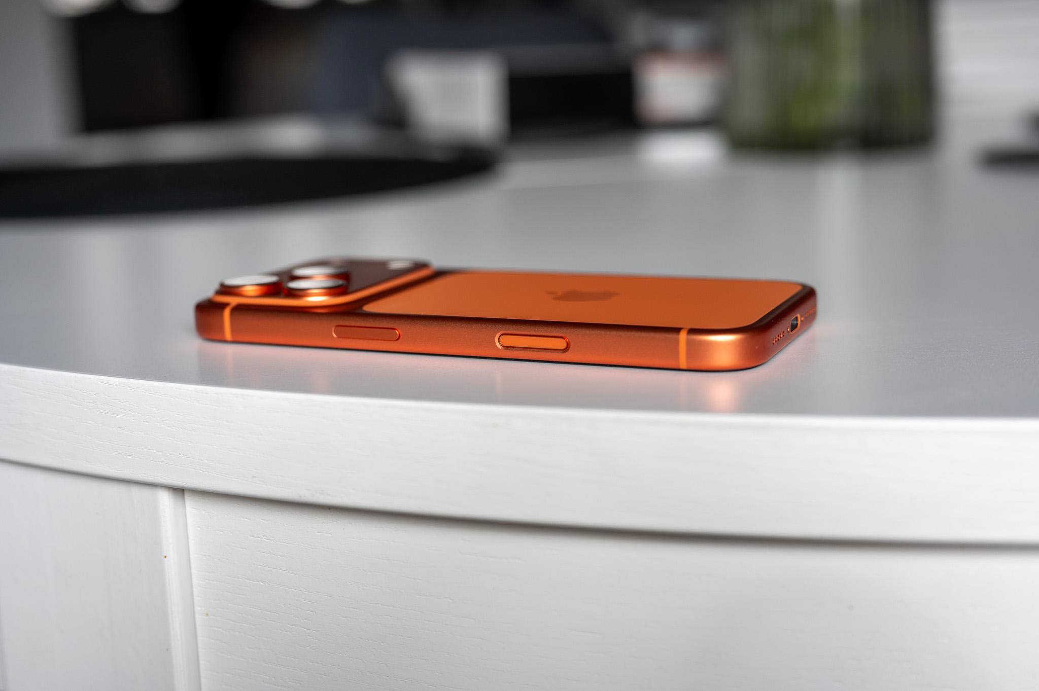 Jatuh dari Ketinggian 1,1 Km, iPhone 17 Pro Tetap Utuh—Seberapa Tahan Banting Sebenarnya?