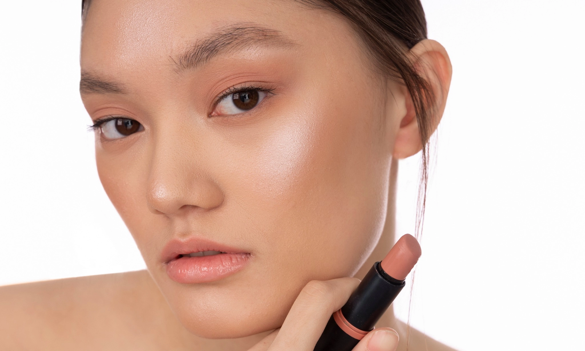 Sticky Makeup dan Glass Skin: Panduan Efek Basah Bening Sepanjang Hari