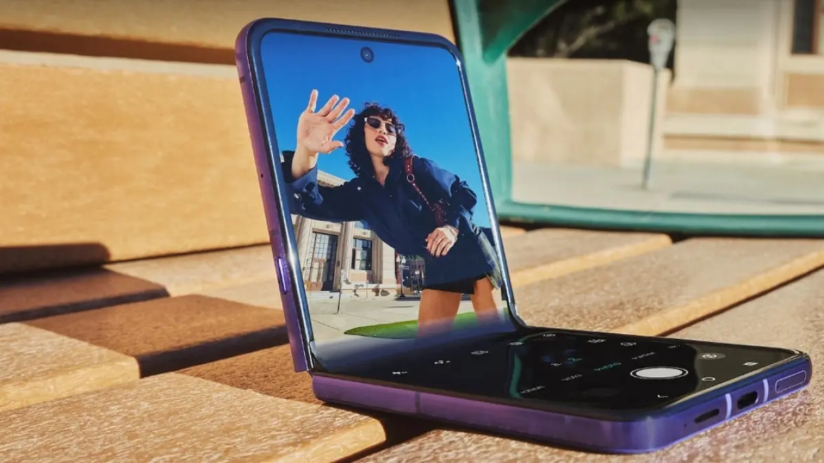 Motorola Razr 60 Pantone Lightest Sky: Cara Elegan Menjaga Daya Tarik Ponsel Lipat Premium