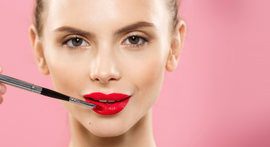 Lipstik Kini Wajib Punya Skincare: Memahami Tren Lip Skinification
