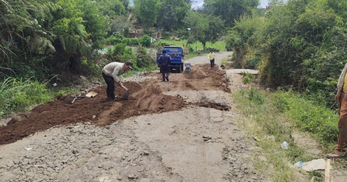 Warga Ambil Alih Perbaikan Jalan Desa Lewat Gotong Royong