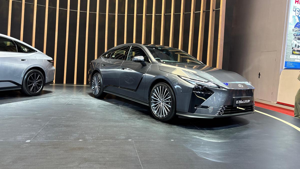 Lexus ES Hybrid dan Listrik: Strategi Dual-Elektrifikasi di GIIAS