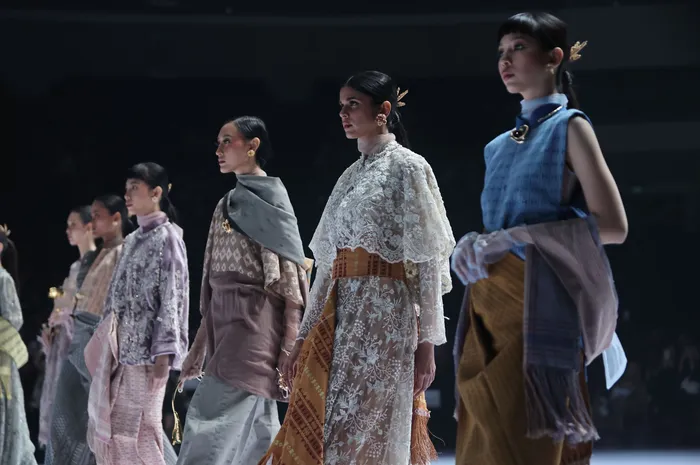 Tenun Songket Batak dan Ulos Menguasai Panggung Fashion Week