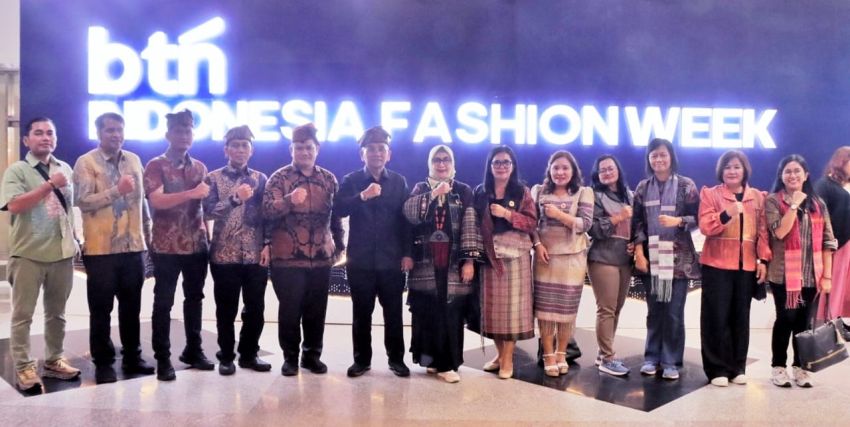 Tekstil Tradisional Naik Kelas di Panggung Fashion Week