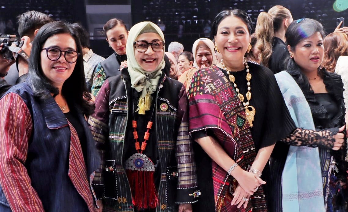 Wastra Tradisional Dominasi Panggung di IFW: Ulos, Batik, dan Eco-Fashion