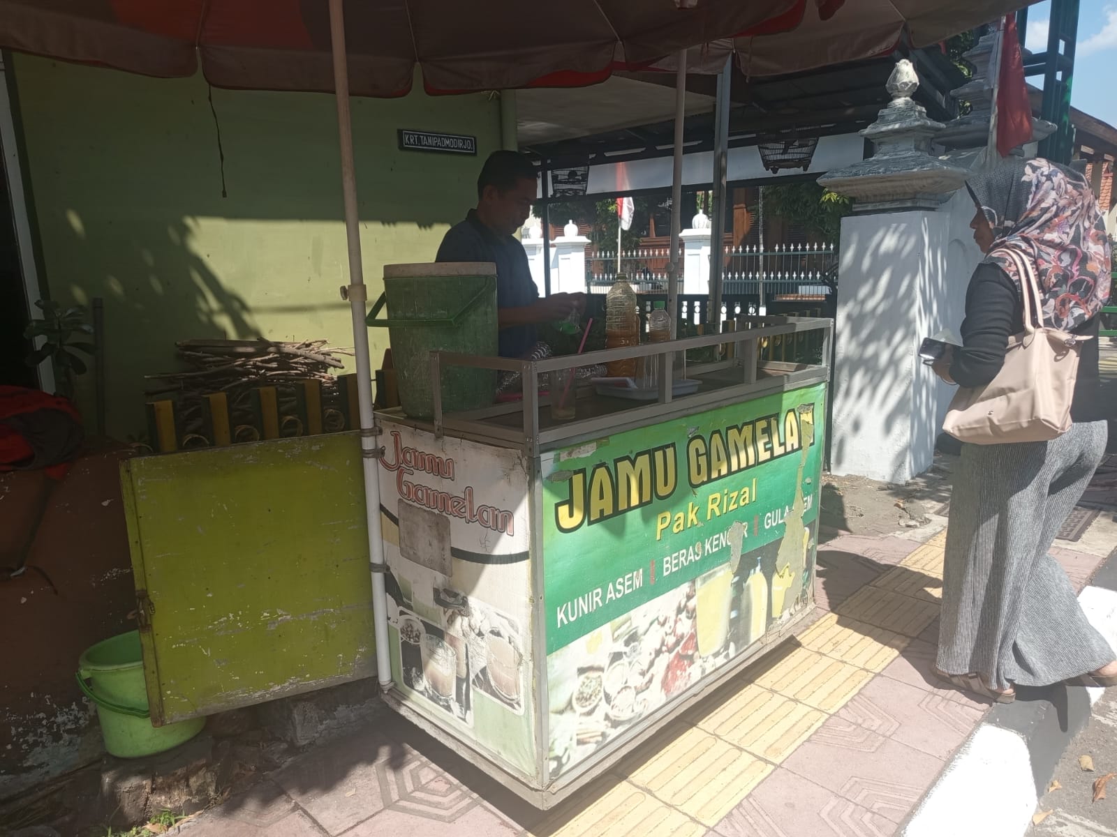 Pedagang Jamu dan Sate Legendaris: Generasi Muda Penjaga Warisan Rasa