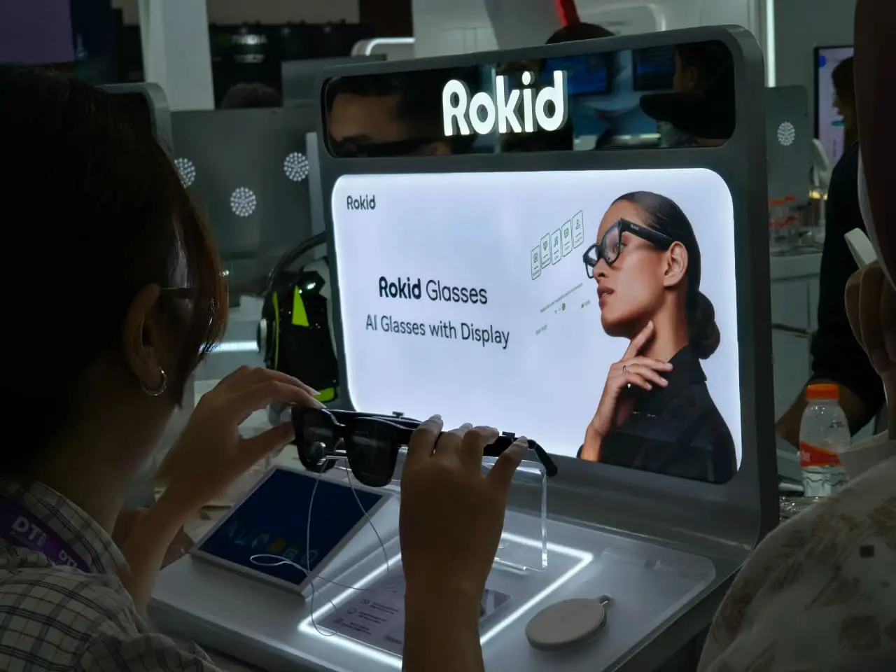 Kacamata AI Rokid Resmi Hadir: Penerjemah Instan dan Asisten Cerdas di Wajah Anda
