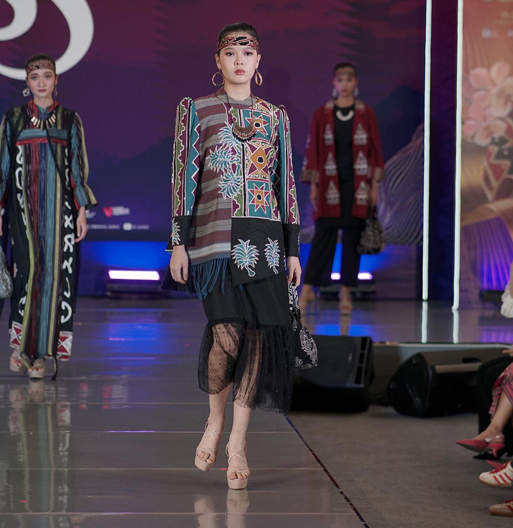 Wastra Nusantara Bertransformasi di Panggung Fashion Modern