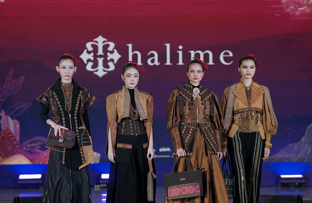Wastra Nusantara Bertransformasi di Panggung Fashion Modern