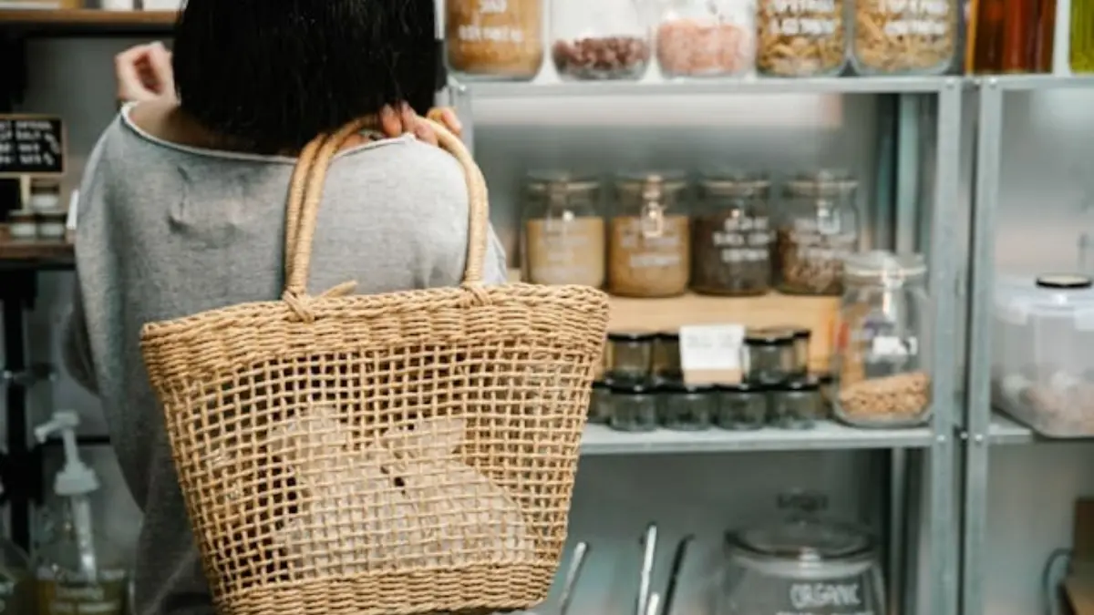 Underconsumption Core: Saat Fashion Mengajak Kita Berhenti Boros Belanja