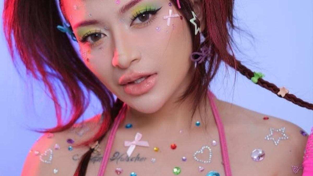 Dari Rihanna hingga Naykilla: Era Baru Makeup Warna-Warni Selebriti
