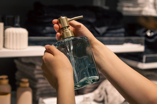 Rahasia Parfum Tahan Lama: Penyimpanan dan Aplikasi yang Tepat