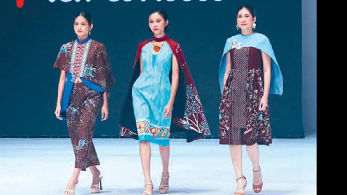 Wastra Tradisional Dominasi Panggung di IFW: Ulos, Batik, dan Eco-Fashion