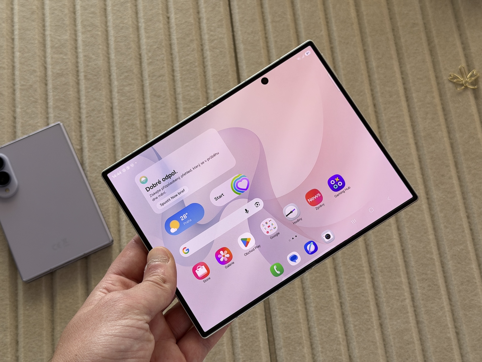 Mengapa Pengguna Z Flip Ramai-Ramai Pindah ke Galaxy Z Fold 8