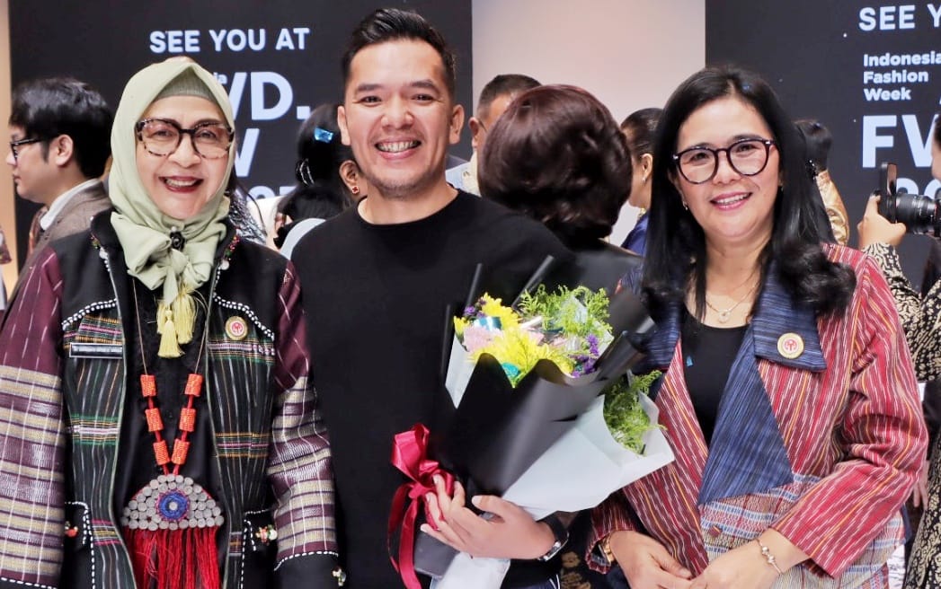Wastra Tradisional Dominasi Panggung di IFW: Ulos, Batik, dan Eco-Fashion