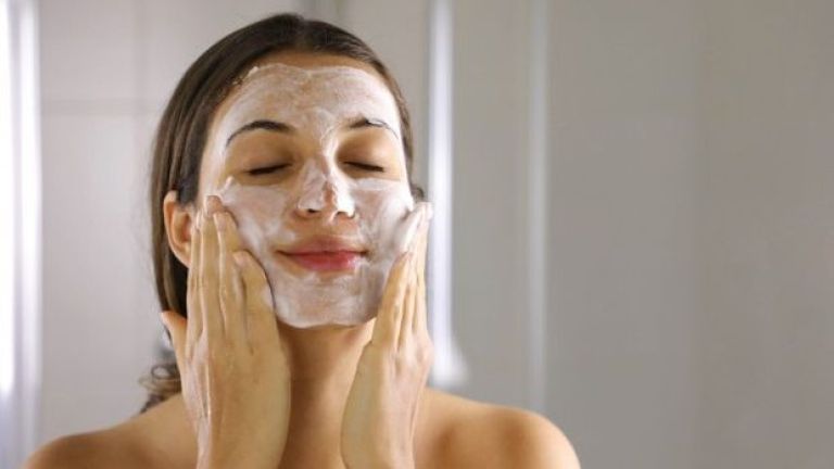 5 Kebiasaan Harian untuk Mencapai Glass Skin Korea Tanpa Ganti Skincare