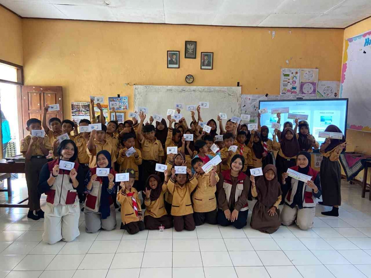 Mahasiswa Universitas Bawa Pembelajaran Bahasa Inggris Interaktif ke Sekolah Dasar