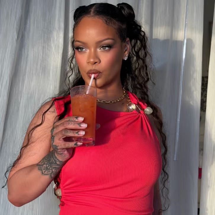 Gaya Rambut Y2K Rihanna di Barbados Carnival: Inspirasi Styling Musim Panas yang Effortless