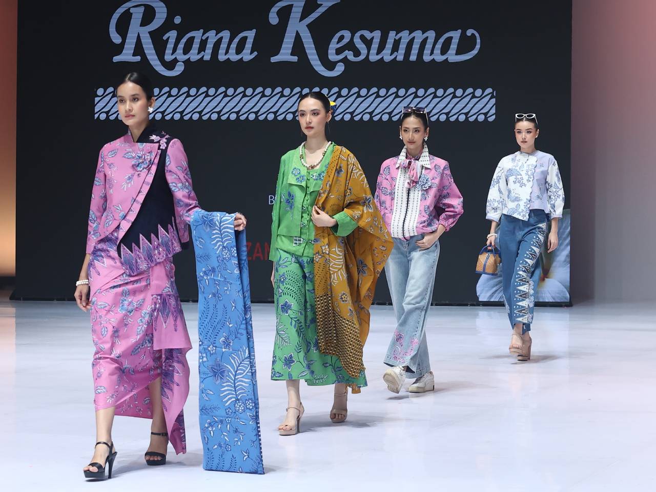 Tiga Desainer Lokal dan Awan Mimpi di Panggung Fashion Week