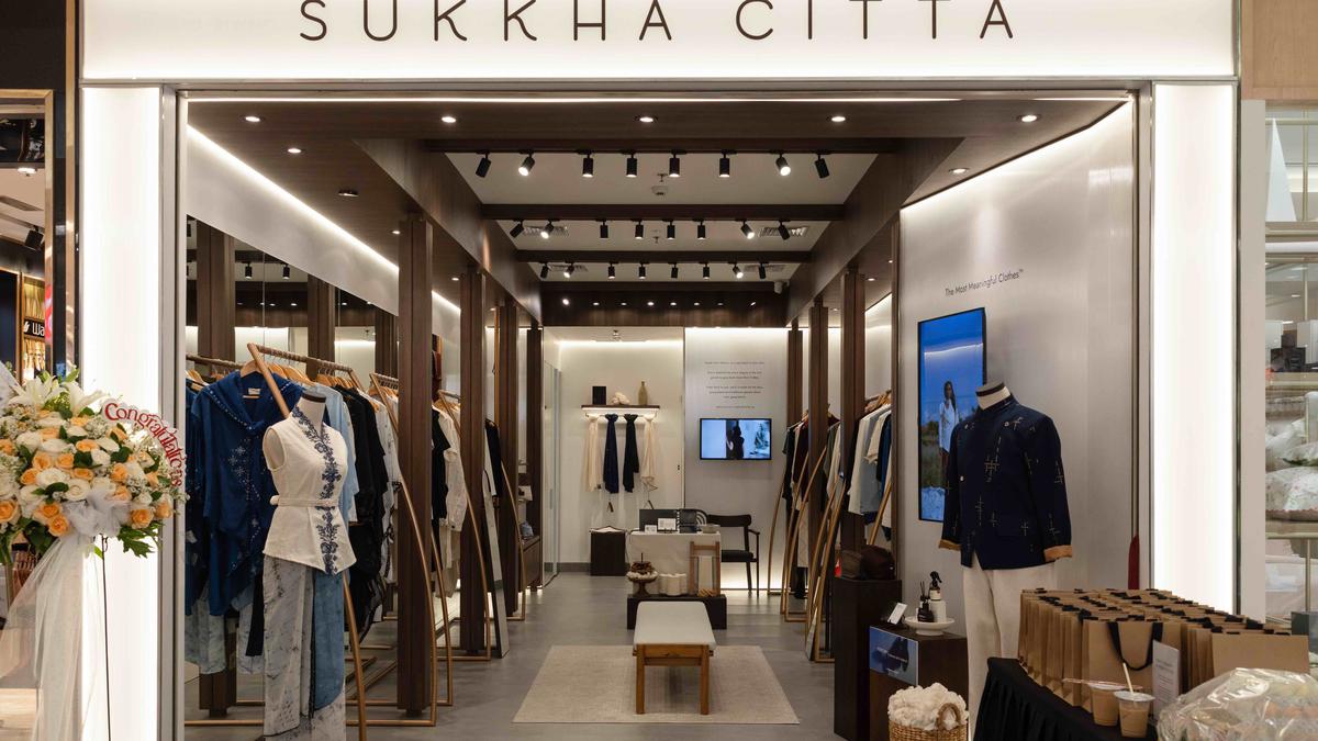 Warisan Tekstil Hidup Kembali Lewat Fashion dan Seni Pakai