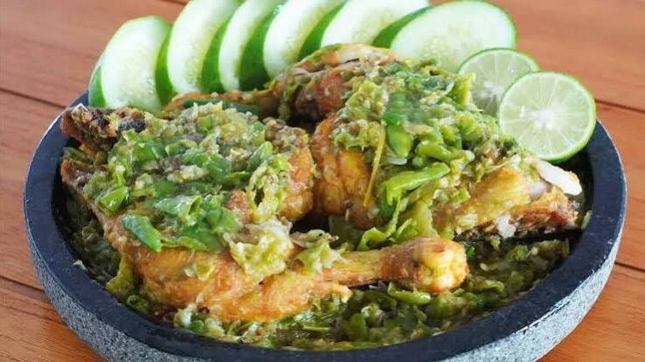 Ayam Penyet Cabe Ijo, Street Food Favorit Si Pedas Gurih