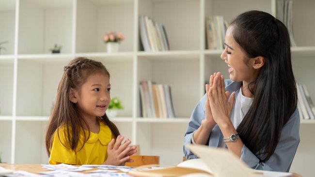Melampaui Pujian Standar: Cara Memuji Anak yang Membangun Karakter dan Empati
