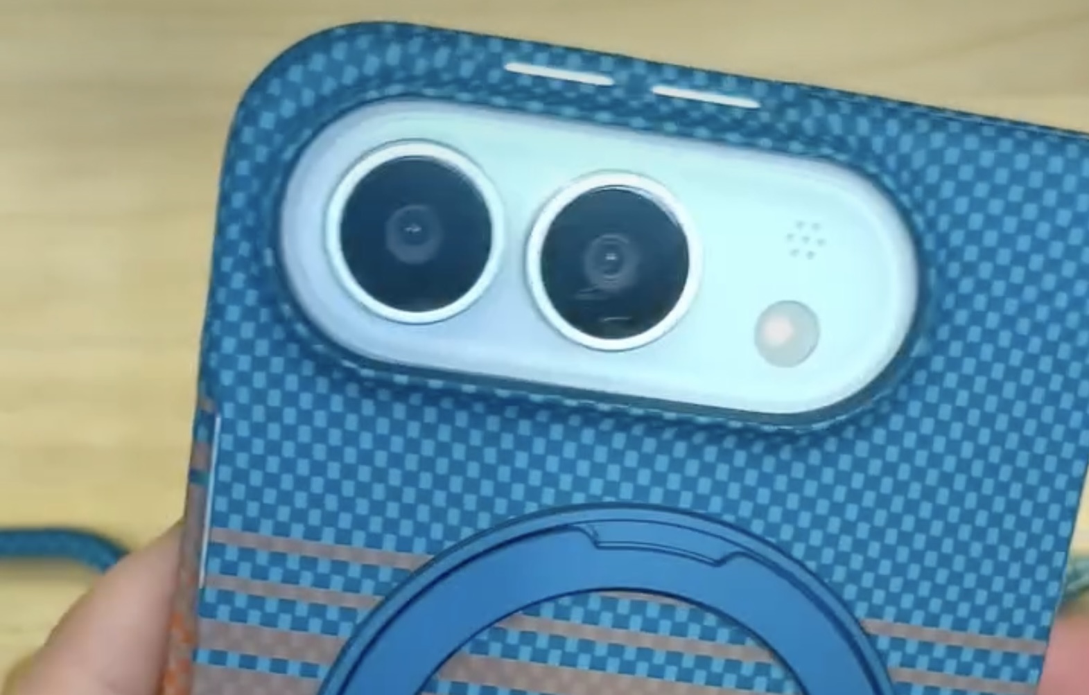 iPhone Ultra, Ponsel Lipat Apple dengan Desain Titanium
