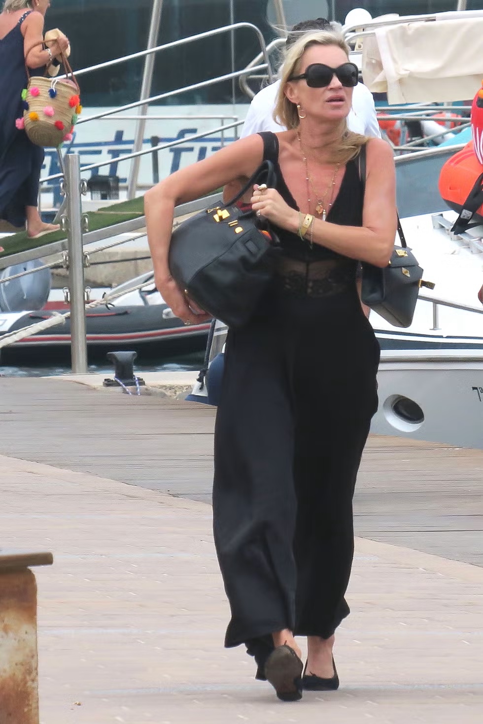 Cara Selebriti Global Menata Aksesori Mewah untuk Effortless Chic