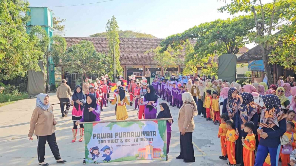 Mahasiswa KKN Bangun Rumah Belajar Mertani di Desa