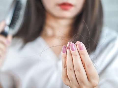 Rambut Rontok Pasca Melahirkan: Normal, Tapi Tetap Perlu Diurus
