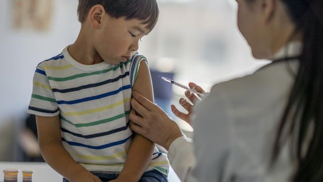 Mitos Imunisasi Anak yang Masih Dipercaya Orang Tua: Apa Kata Dokter Spesialis