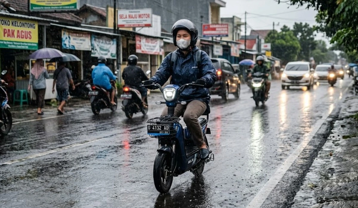 Sepeda Listrik Terkena Hujan: Cara Cegah Korsleting dan Rawat Baterai